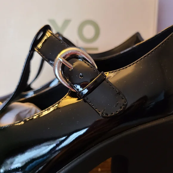 Yoki 1990s Leatherette Platform T Strap Pumps - Picture 5 of 9